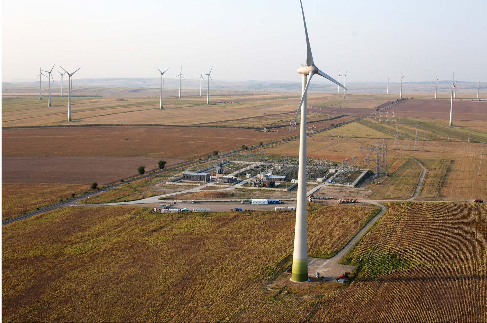 Vedere aeriană a parcului eolian ALPHA și a stației sale, la Casimcea