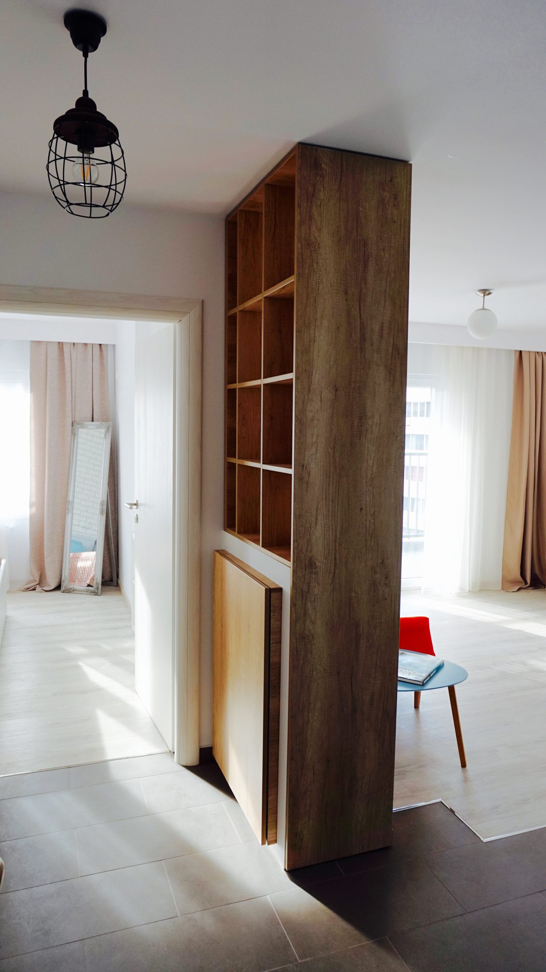 Volumul de stejar care separă holul de living
