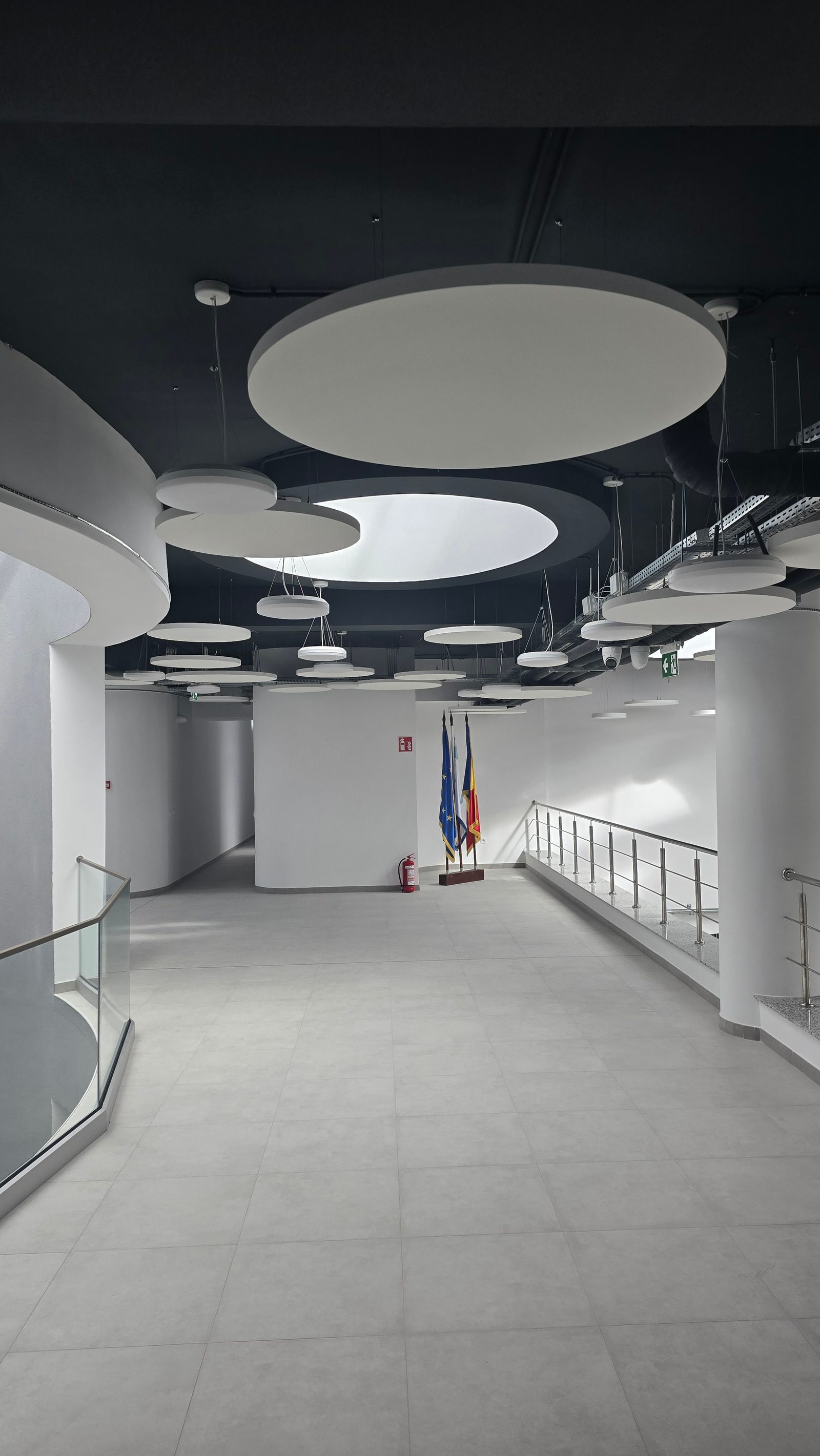 Galeria de mezanin, sub discurile acustice