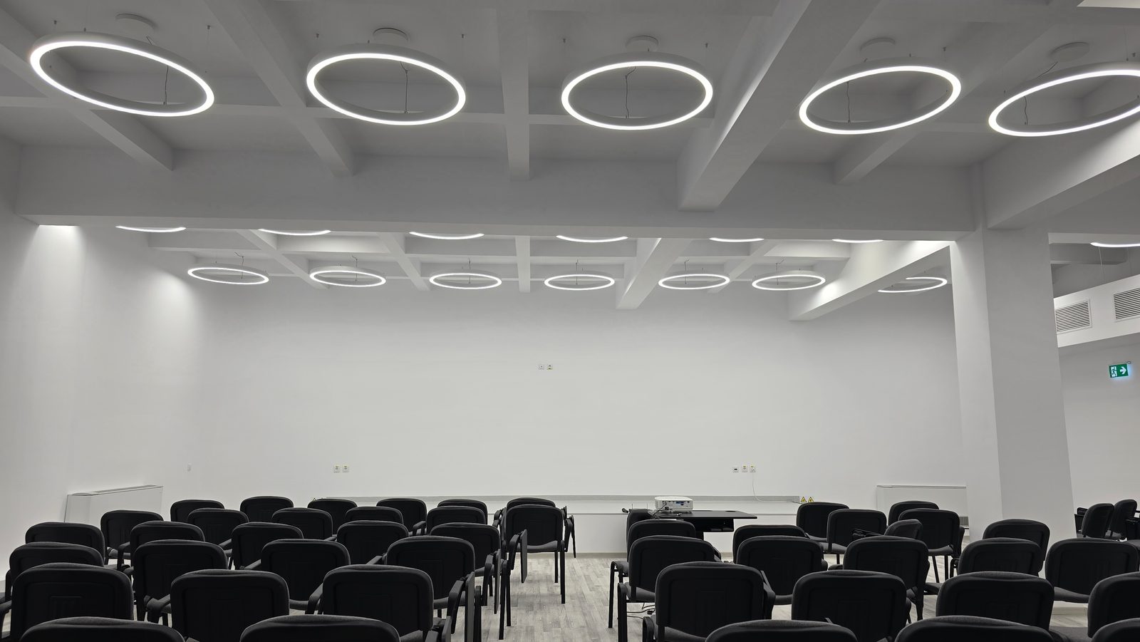 Sala de curs, cu corpurile de iluminat inelare