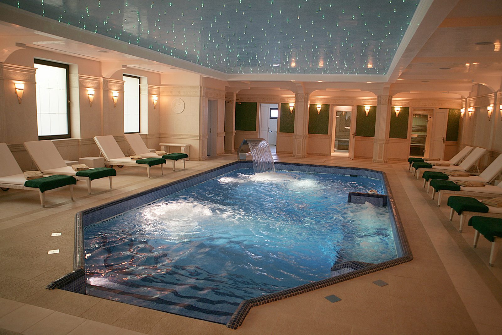 Bazinul de SPA, cu tavanul de fibră optică, colonada și șezlongurile