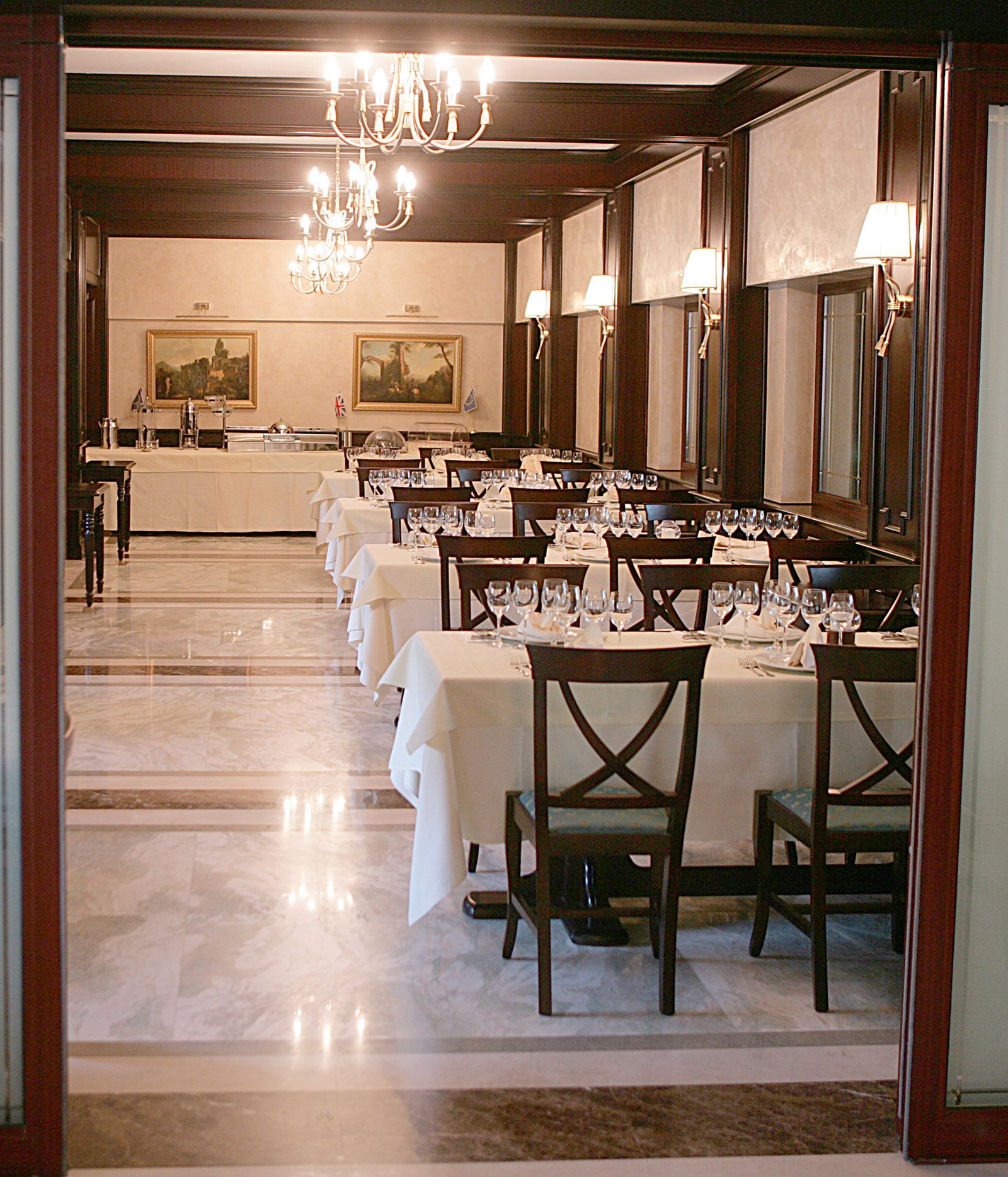 Sala de mese formală, cu pardoseală de marmură și candelabre