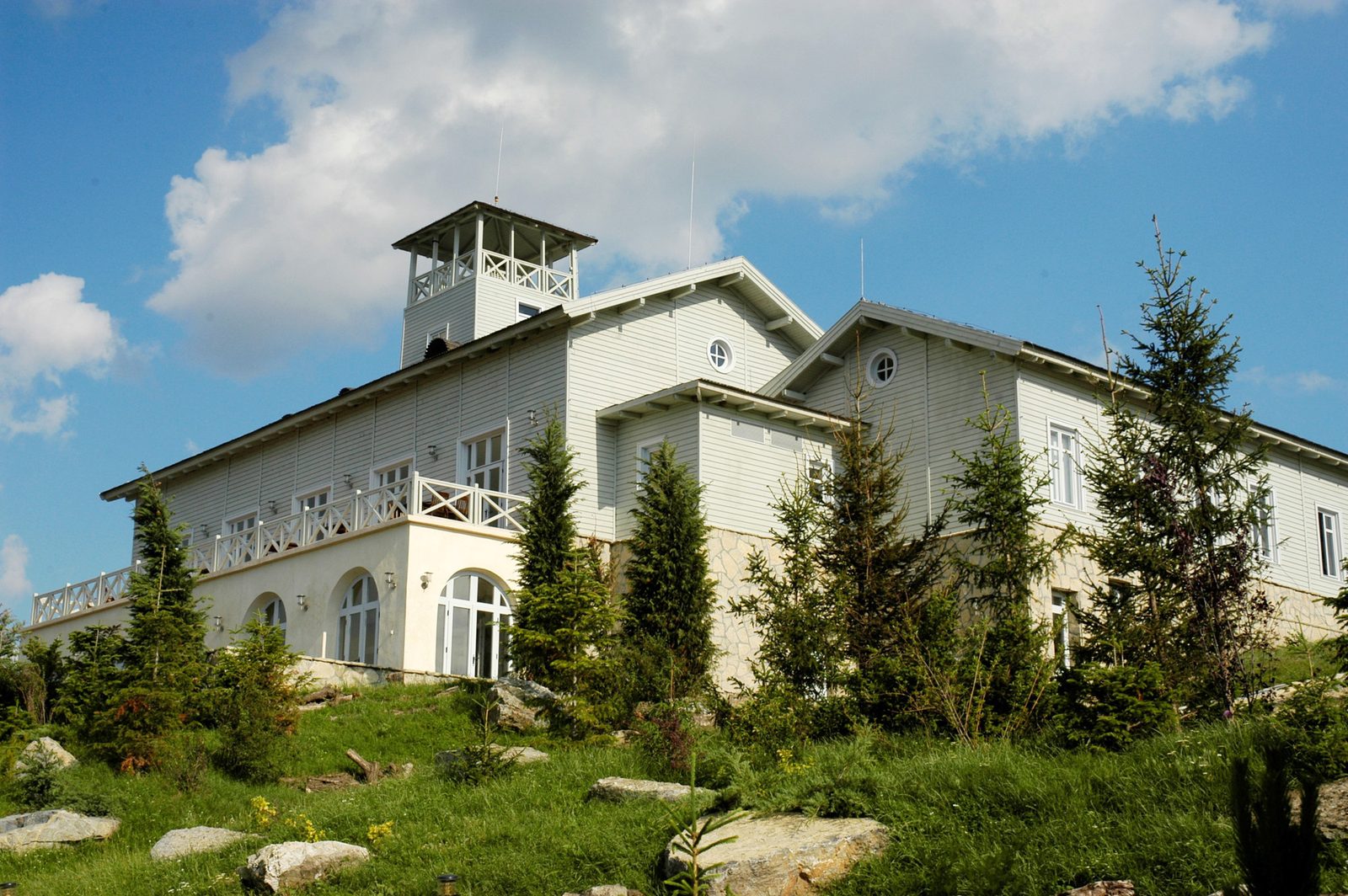 Corpul principal, cu turnul de belvedere
