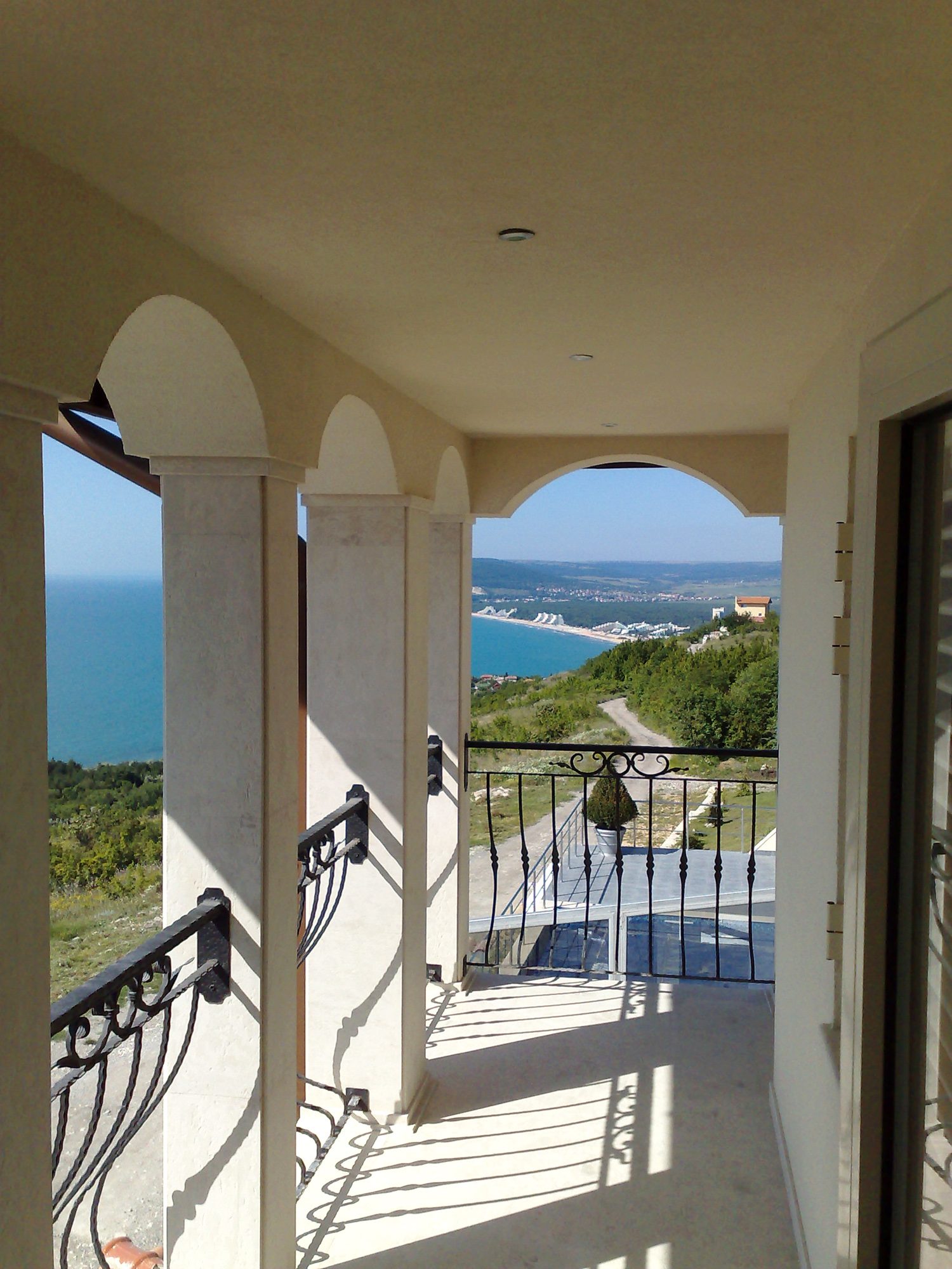 Loggia de la etaj, cu arcadele deschise spre mare