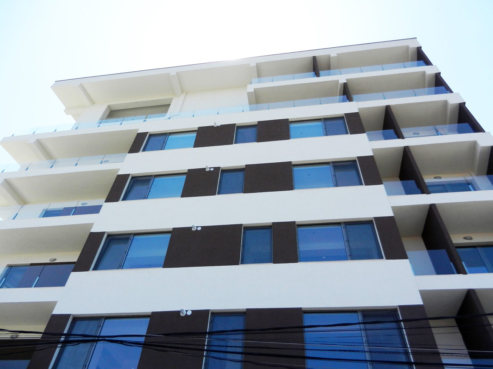 Detaliu de fațadă în contraplonjeu, cu balustradele de sticlă