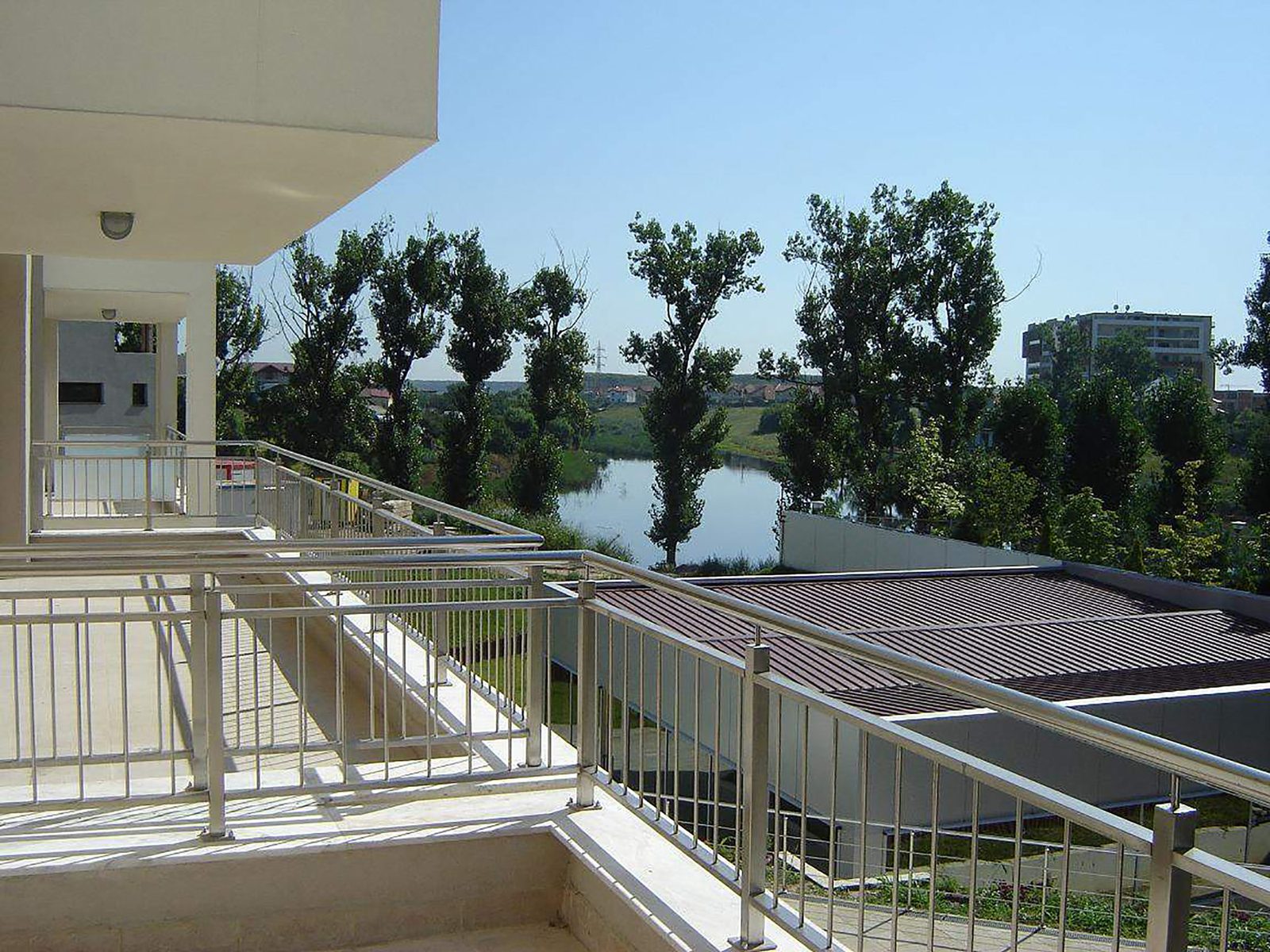 Terasa comună, cu lacul în fundal