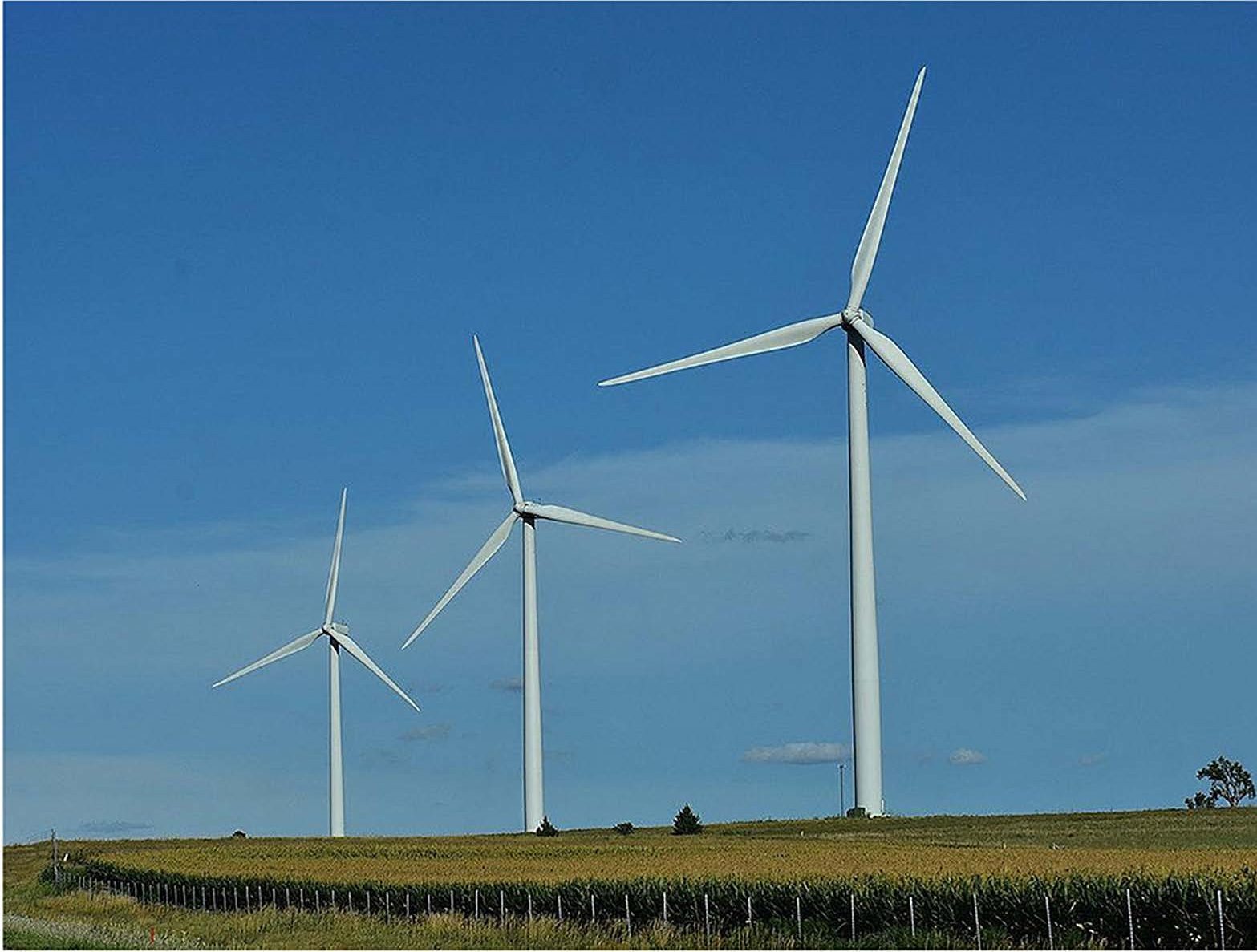 Trei turbine deasupra unui lan, la Pechea, Galați