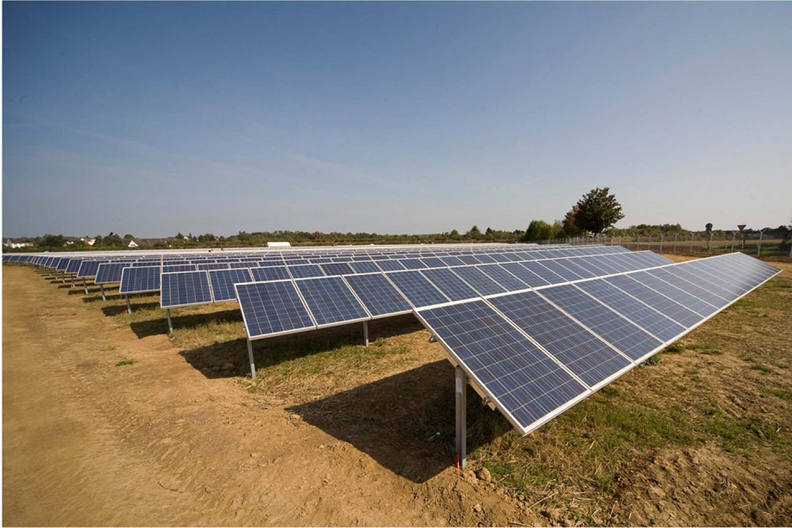 Rânduri de panouri fotovoltaice la 23 August, Constanța